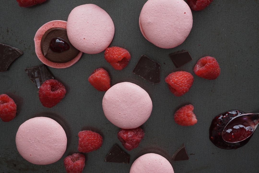 chocolate-raspberry-vegan-macarons-1