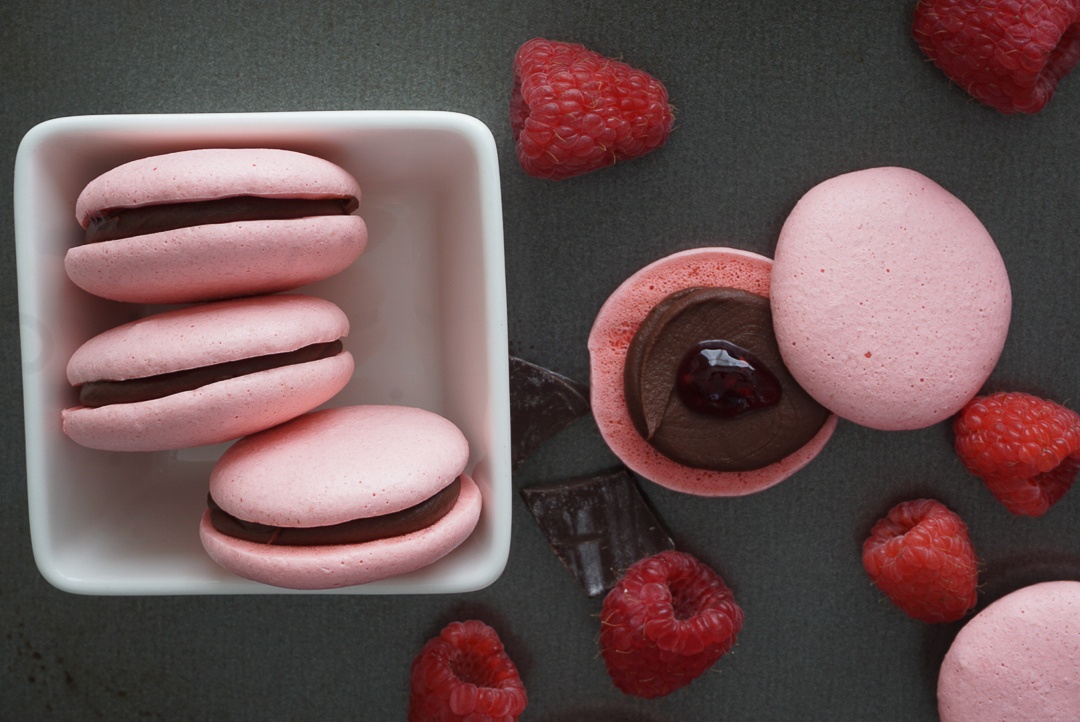 chocolate-raspberry-vegan-macarons-2