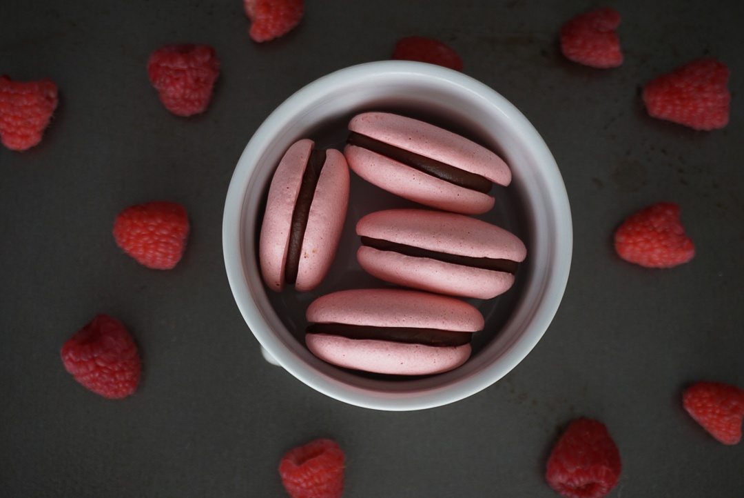 chocolate-raspberry-vegan-macarons-4