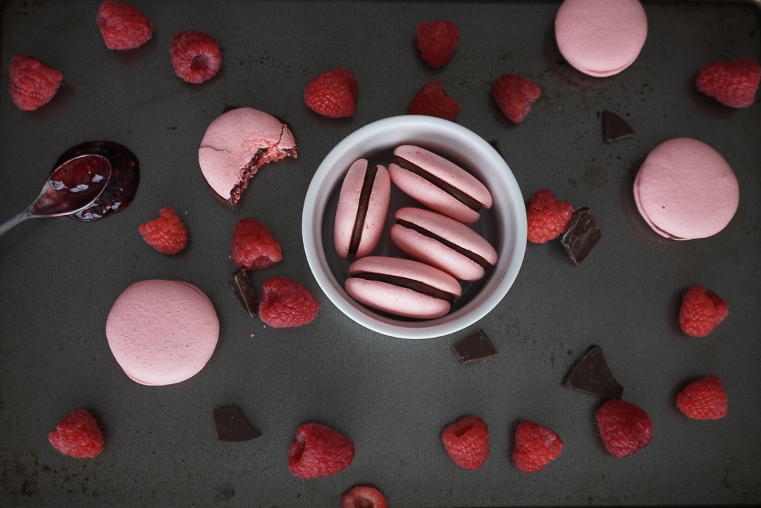 chocolate-raspberry-vegan-macarons-5