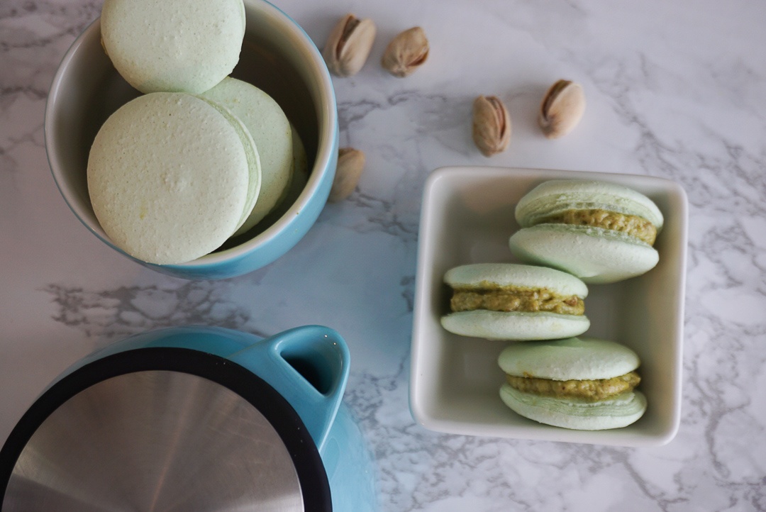 pistachio vegan macarons